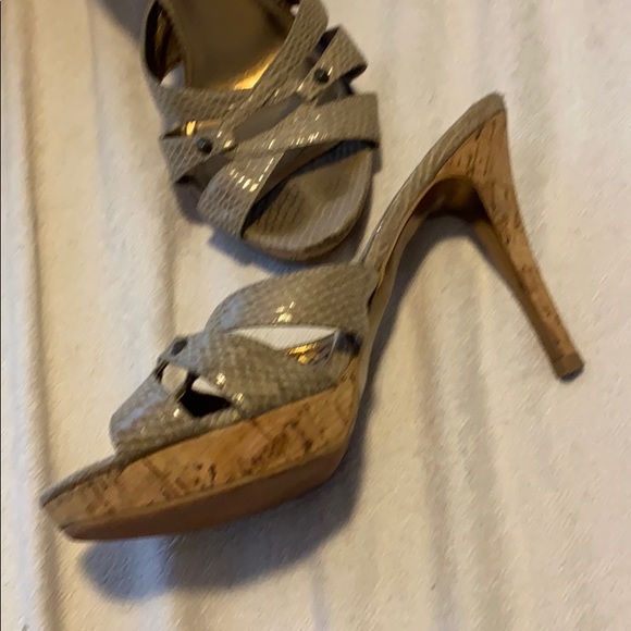 Gold shoes - Picture 2 of 2